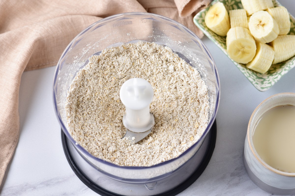 Grinding oatmeal in a blender