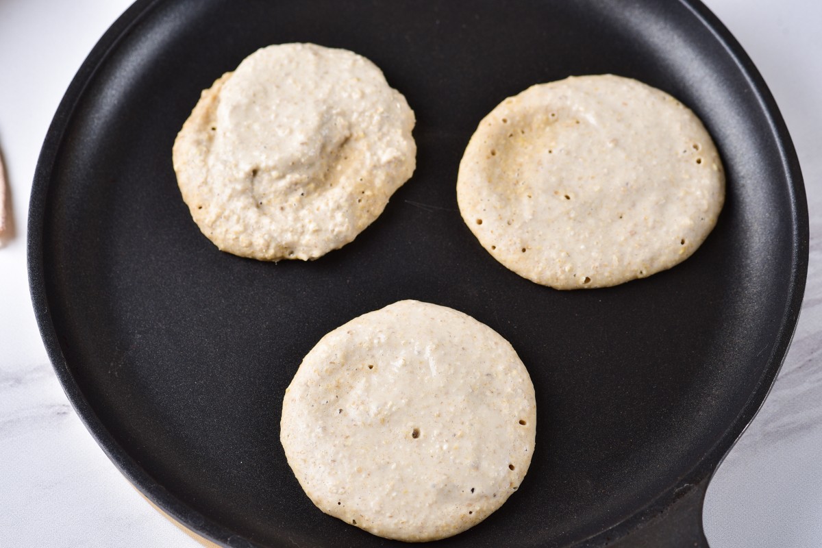 Frying banana oatmeal pancakes 3 ingredients in a pan