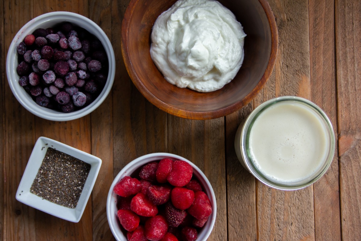 Blueberry strawberry smoothie ingredients