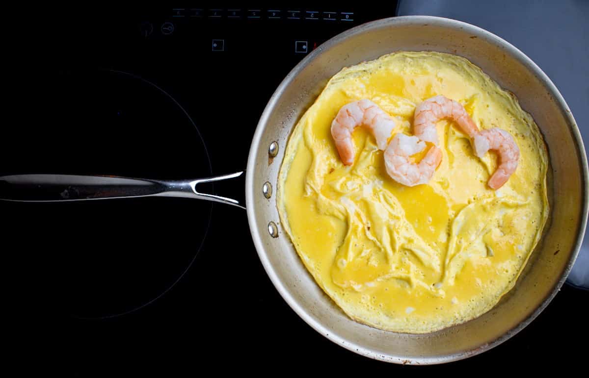 Cooking egg with shrimp