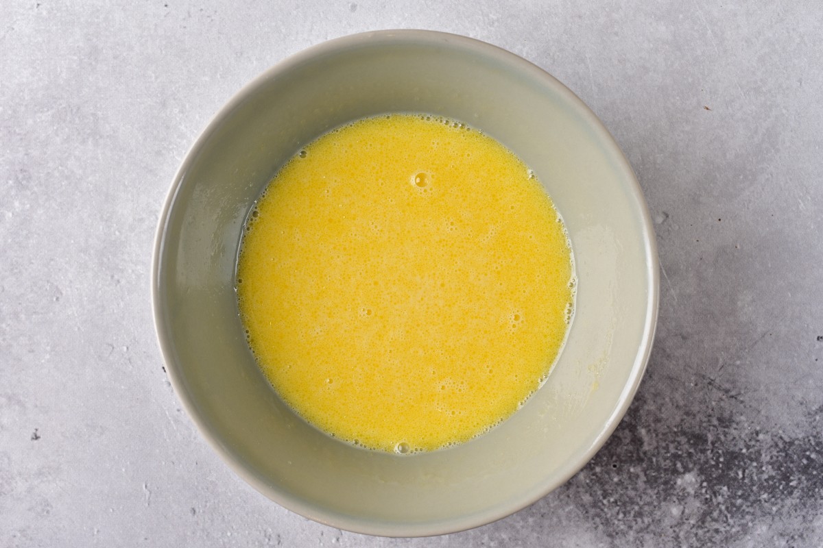 Mixing liquid ingredients in a bowl