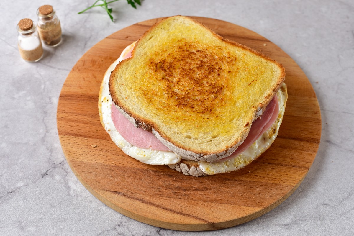 Ham and egg sandwich