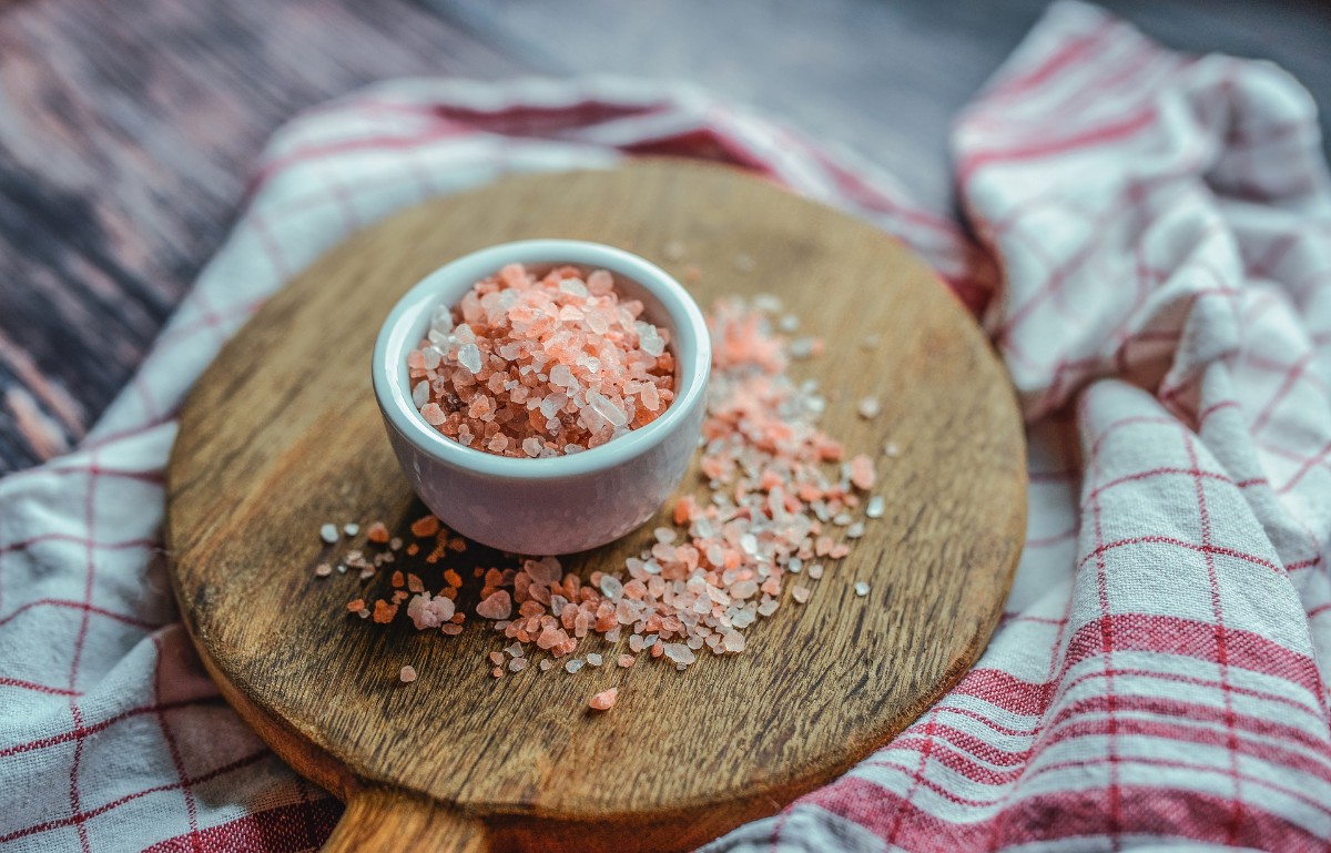 Pink sea salt in a container