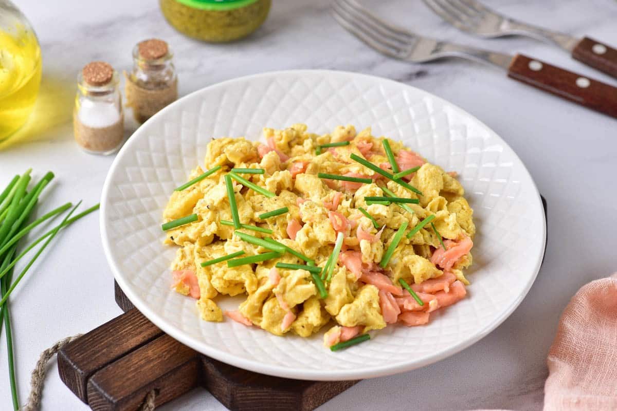 https://goldentruffle.com/wp-content/uploads/2022/06/seasoning-for-scrambled-eggs-smoked-salmon-chives.jpg