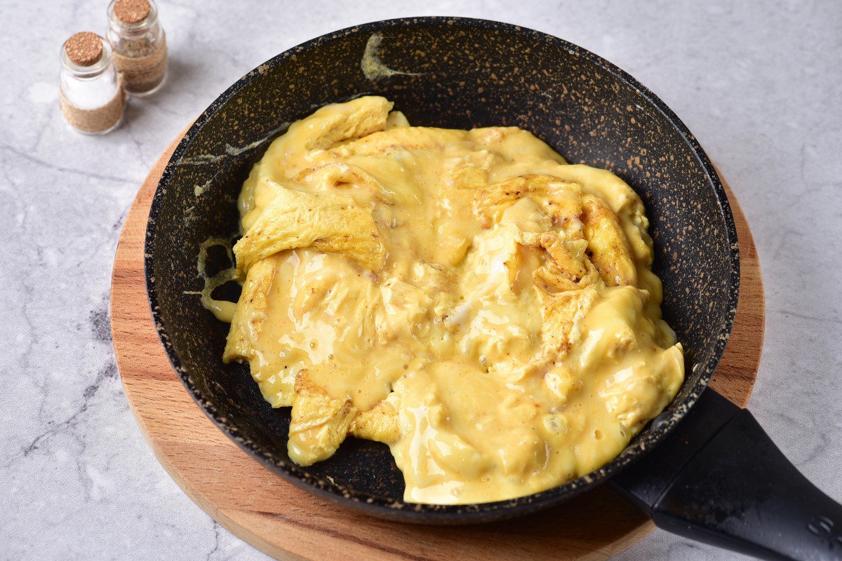 Happy CI breakfast. Eggs cooked in the bacon grease. : r/castiron