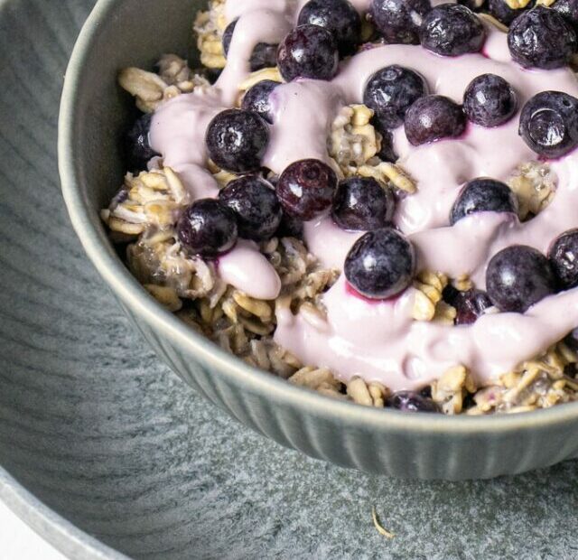 Overnight oats with frozen fruit