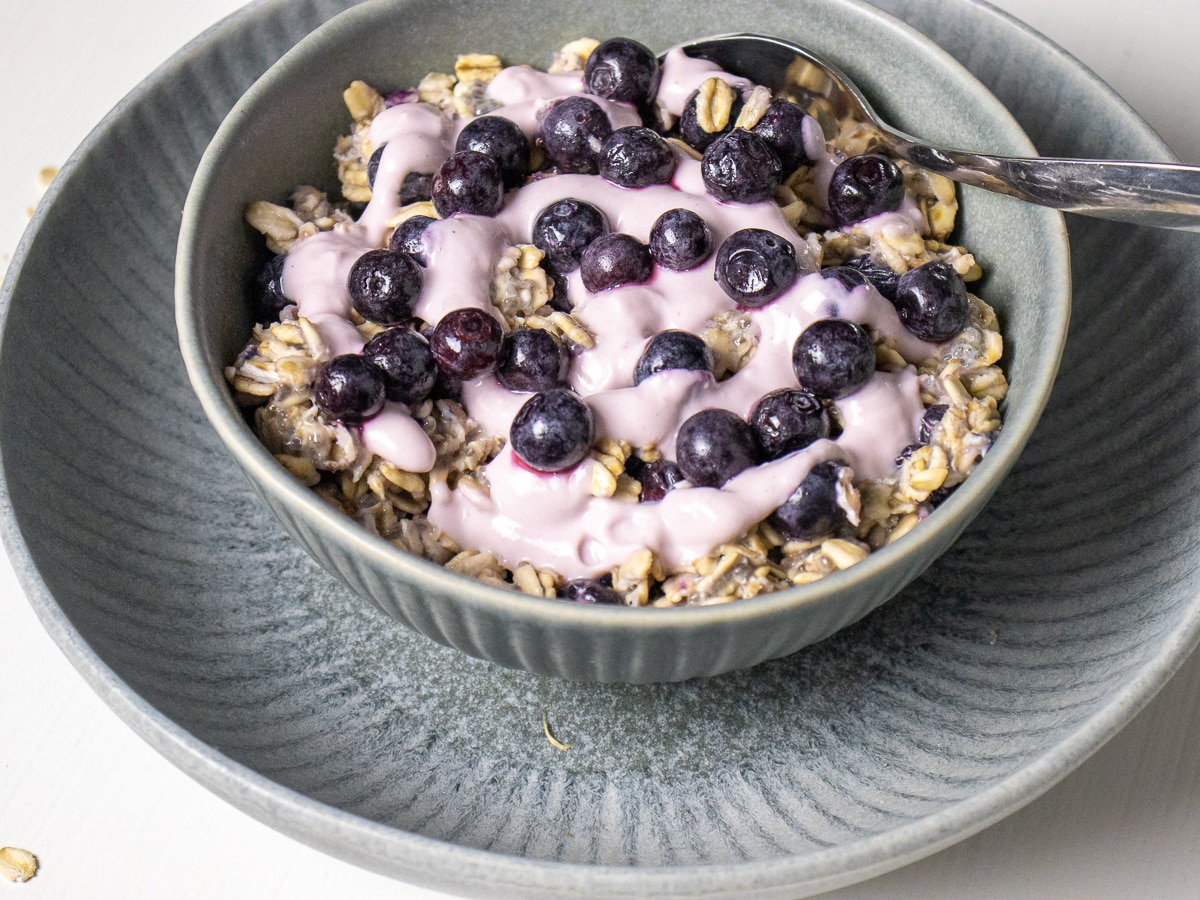 Overnight oats with frozen fruit