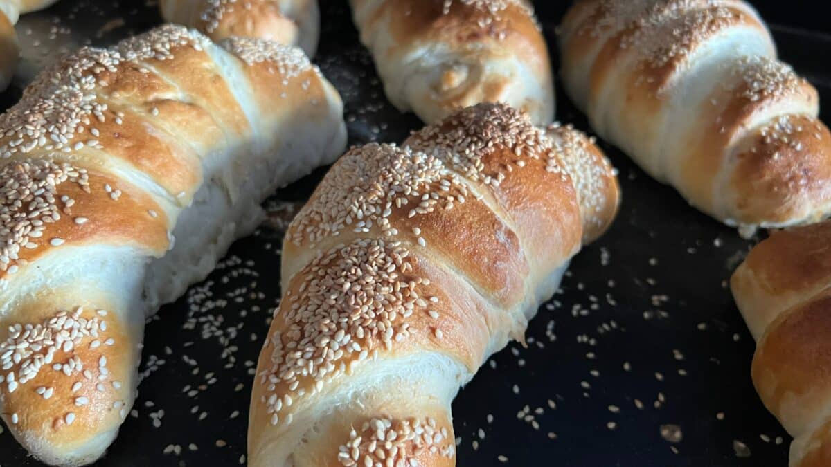 crescent rolls with sesame seeds